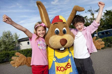 2 Kinder mit Koos-Kaninchen im Ferienpark Roompot Kustpark Egmond aan Zee