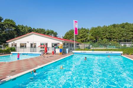 Menschen schwimmen im Außenpool des Ferienparks Roompot Kustpark Egmond aan Zee