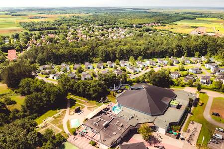 Luftaufnahme der Ferienhäuser und des Hauptgebäudes im Ferienpark Roompot Kustpark Texel
