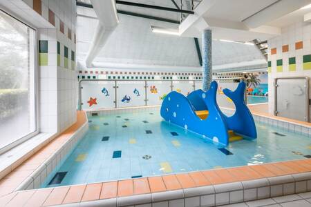 Planschbecken mit Rutsche im Schwimmbad des Ferienparks Roompot Landgoed Het Grote Zand