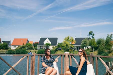 Frauen auf der Terrasse vor Ferienhäusern im Roompot Nordsee Résidence Cadzand-Bad