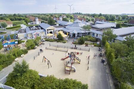 Luftaufnahme eines Spielplatzes im Ferienpark Roompot Nordsee Résidence De Banjaard