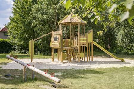 Spielplatz mit Wippe und Klettergerüst mit Rutsche im Ferienpark Roompot Recreatiepark de Tolplas