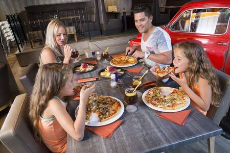Essen mit der Familie in einem Restaurant im Ferienpark Roompot Resort Arcen