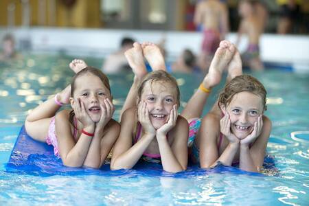 Kinder auf einem Floß im Hallenbad des Ferienparks Roompot Résidence Klein Vink