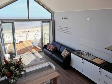 Wohnzimmer mit Küche eines Strandhauses im Roompot Strandhuisjes Julianadorp