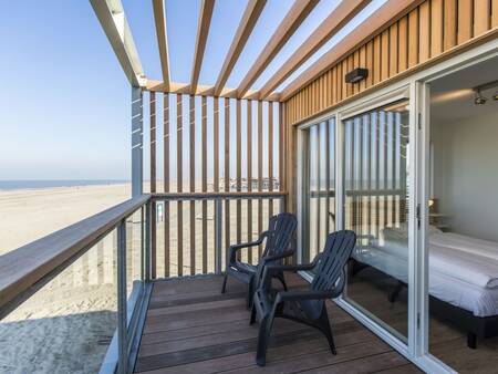 Den Strand und das Meer vom Balkon eines Strandhauses in den Roompot Beach Villas Hoek van Holland
