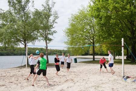 Am Strand in der Nähe des Roompot Villaparc Schoonhovenseland wird Volleyball gespielt