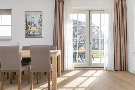 Französische Türen in einem Wohnzimmer eines Ferienhauses im Roompot Villaparc Schoonhovenseland