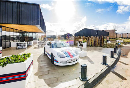 Vor dem Restaurant Roompot Zandvoort parkt ein Porsche