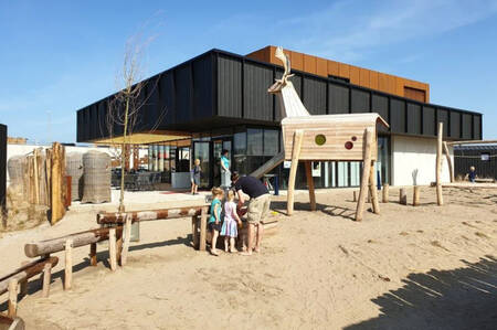 Kinder auf dem Spielplatz beim Restaurant im Ferienpark Roompot Zandvoort