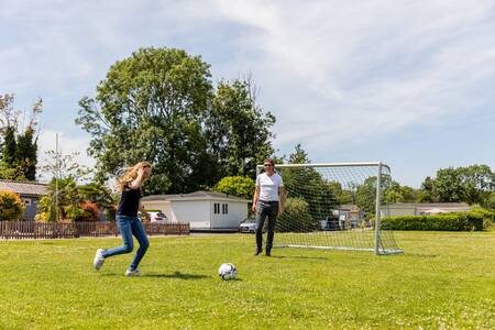 Auf dem Spielfeld im Ferienpark Topparken Parc de IJsselhoeve wird Fußball gespielt