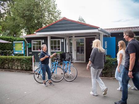 Die Leute mieten Fahrräder beim Fahrradverleih im Ferienpark Topparken Recreatiepark de Wielerbaan