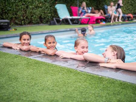 Kinder im Swimmingpool des Ferienparks Topparken Résidence De Leuvert