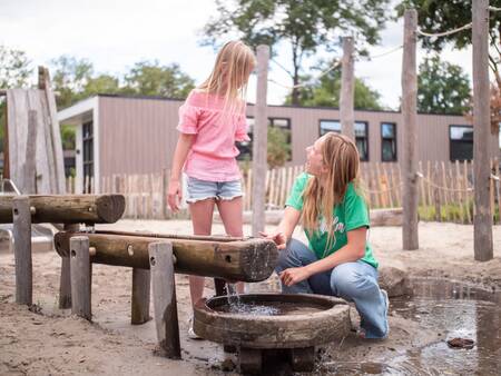 Kinder spielen mit Wasser auf einem Spielplatz im Ferienpark Topparken Résidence De Leuvert