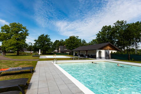 Das Freibad mit separatem Planschbecken des Ferienparks Villapark Hof van Salland
