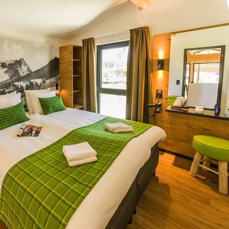 Luxuriöse Schlafzimmer in den Ferienhäusern im Center Parcs Park Allgäu