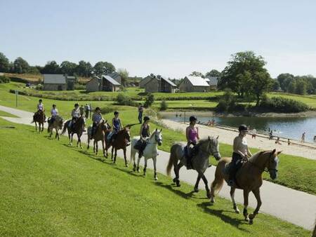 Reiter reiten entlang des Sees im Ferienpark Landal Village l'Eau d'Heure vakantie